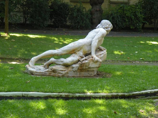  jeune homme nu allongé